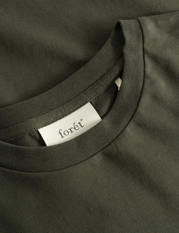 ABODE EMBROIDERY T-SHIRT - DARK MOSS/CLOUD